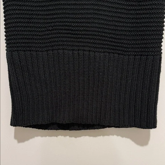 GAP Black Sleeveless Turtleneck Sweater - Picture 2 of 4